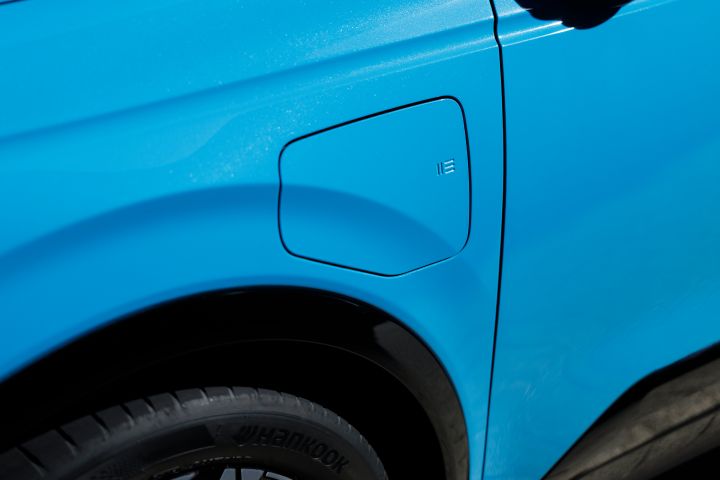 Detailaufnahme der Ladeklappe an einem blau lackierten Nissan Micra