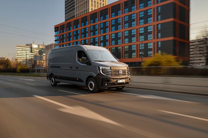 Dynamiczne ujęcie Nissan Interstar LCV w mieście