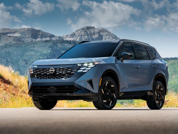 Front left 3/4 view of the 2027 Nissan Rogue Hybrid SR with mountains behind.