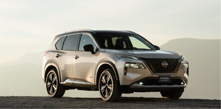 Una foto en ángulo frontal de un Nissan X‑Trail