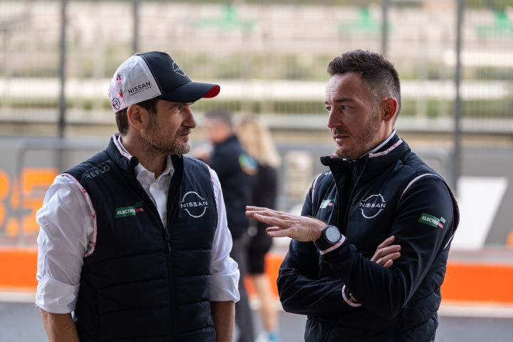 Tommaso Volpe (links) und Dorian Boisdron (rechts) im Gespräch beim Vorsaison-Test der 12. Saison in Valencia, Spanien.