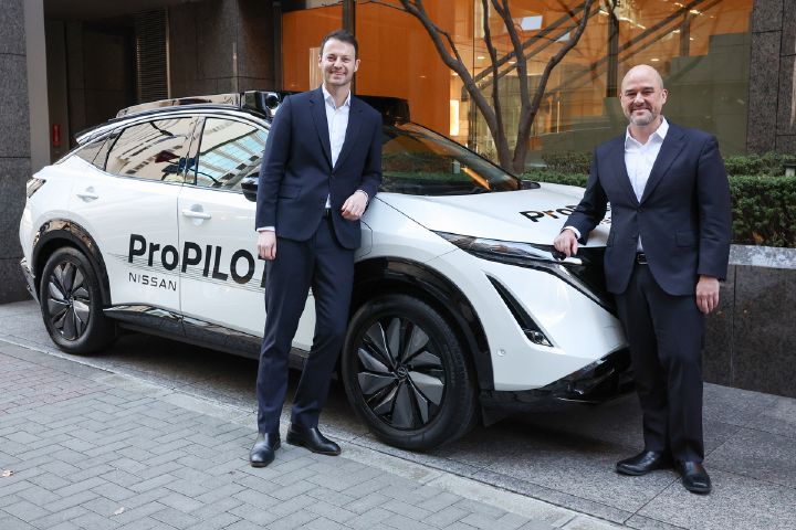 Foto de   Alex Kendall, Cofundador y CEO de Wayve, e Iván Espinosa, presidente y CEO de Nissan, con un vehículo Nissan ProPilot.