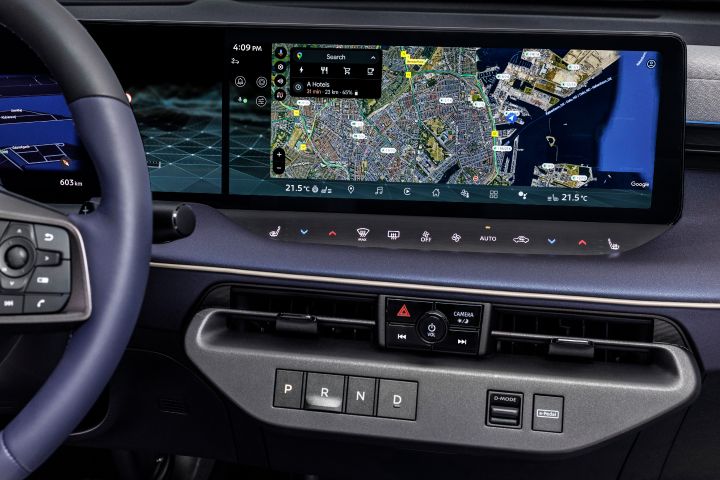 Infotainmentbildschirm im Interieur des neuen Nissan LEAF, der Display zeigt die Kartenansicht