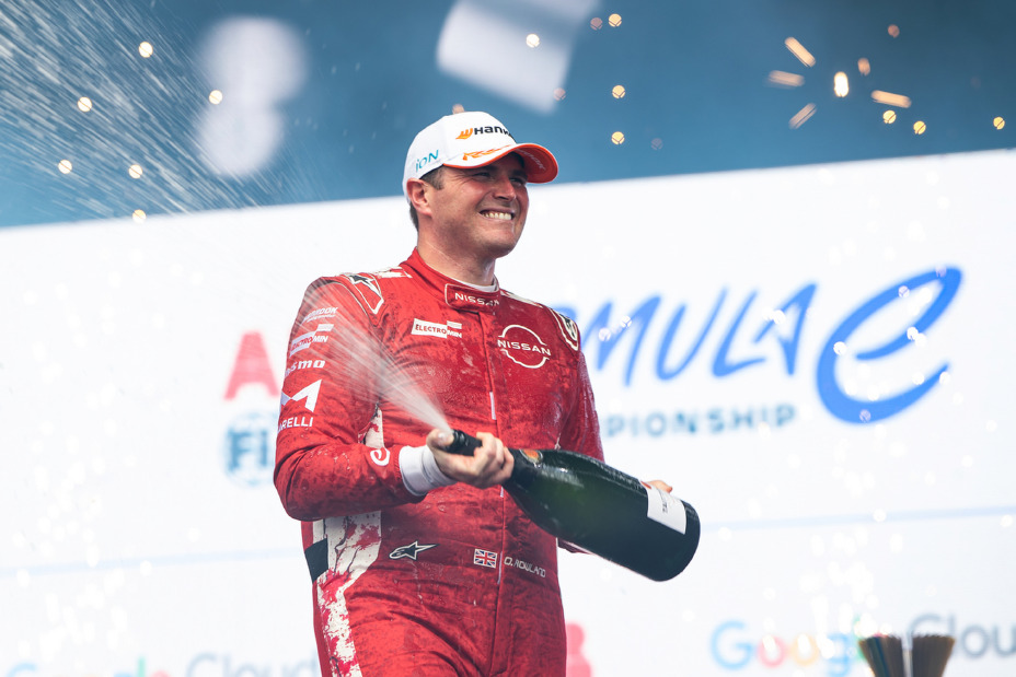 Foto del piloto de Formula E Oliver Rowland en el podio en Brasil.