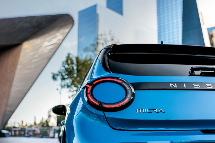 Detilaufnahme von Rückleuchte und Micra Logo eines blauen Nissan Micra