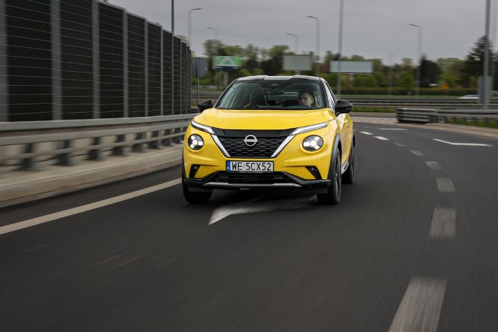 Jadący ulicą żółty Nissan Juke (widok z przodu)