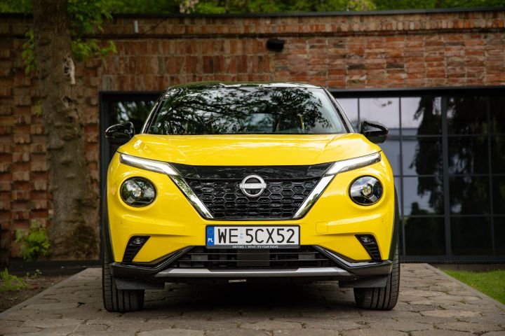 Żółty Nissan Juke stojący przodem przed budynkiem