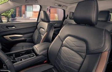 Interior Nissan Pathfinder 2025 mostrando asientos delanteros.