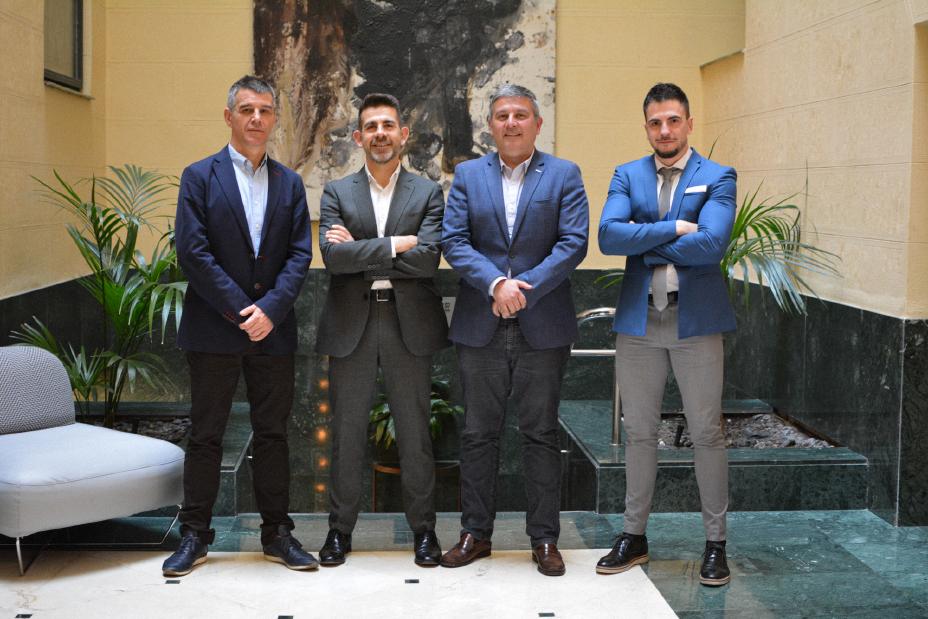Santiago Martín, Director de Logística de Nissan Ávila, junto al resto de componentes de la mesa de debate.