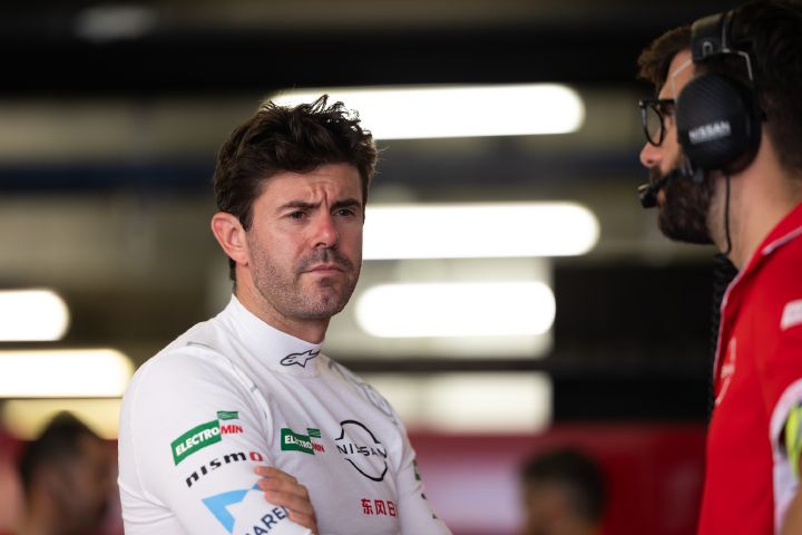 Norman Nato in seinem weißen Untershirt in der Teamgarage.