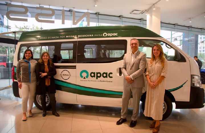 Fotografía de   colaboradora Nissan, Guadalupe Maldonado, directora general de la Asociación Pro-Personas con Parálisis Cerebral (APAC), Rodrigo Centeno, presidente y director general de Nissan Mexicana e INFINITI, y Gabriela García, sr. manager de sustentabilidad y responsabilidad social de Nissan Mexicana.Aparece una Nissan URVAN atrás.