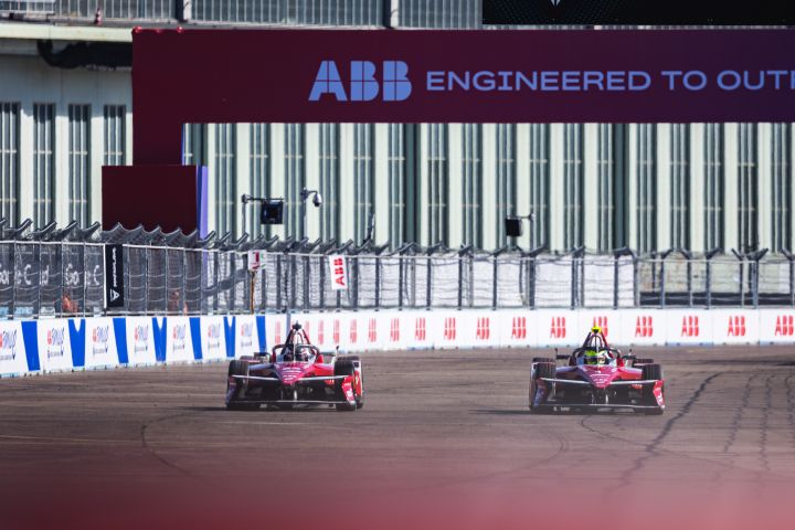 Die Nissan Formula E Rennfahrer Oliver Rowland und Norman Nato fahren beim Berlin E-Prix auf einer Geraden nebeneinander