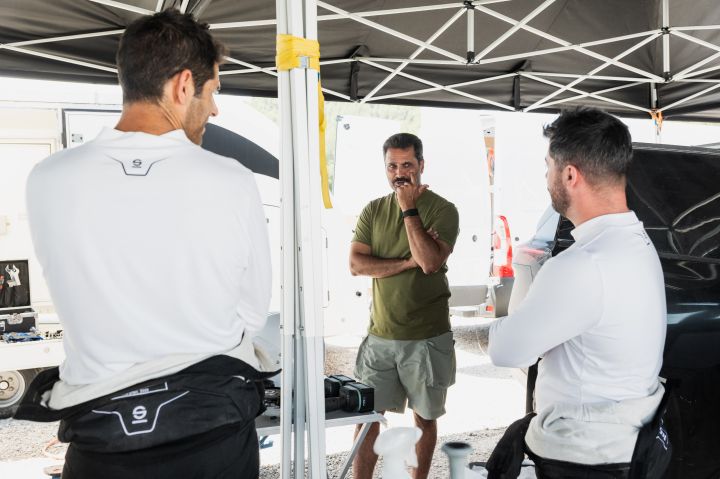 Drei Nissan Teammitglieder im Gespräch bei der Baja Aragon Rallye 2024