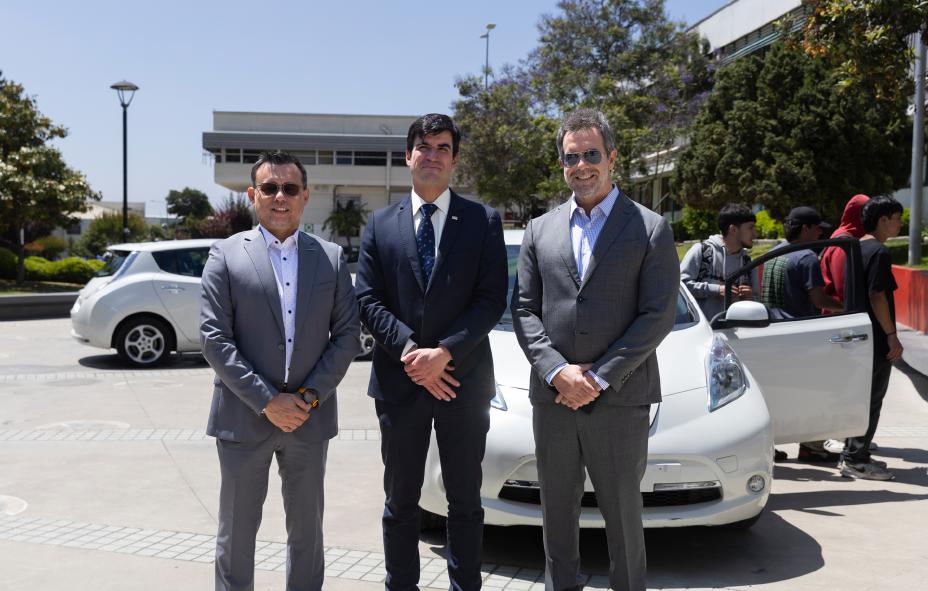 Tres hombres de pie: de izquierda a derecha: Francisco Medina, Juan Yuz, y Diego Vignati.