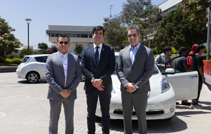 Tres hombres de pie: de izquierda a derecha: Francisco Medina, Juan Yuz, y Diego Vignati.