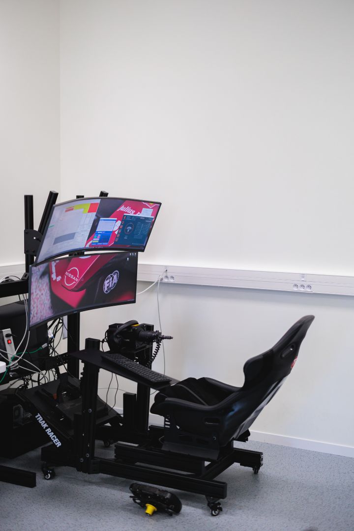 Simulator Stuhl und Bildschirme im Nissan Formel E Headquarter