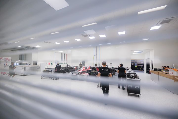 Blick vom Simulatorraum in das Boxen-Areal im Nissan Formel E Headquarter