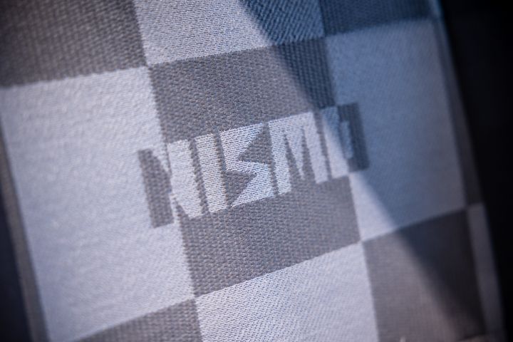 NISMO 270R 内部の「NISMO」の文字が入ったシート生地のクローズアップ