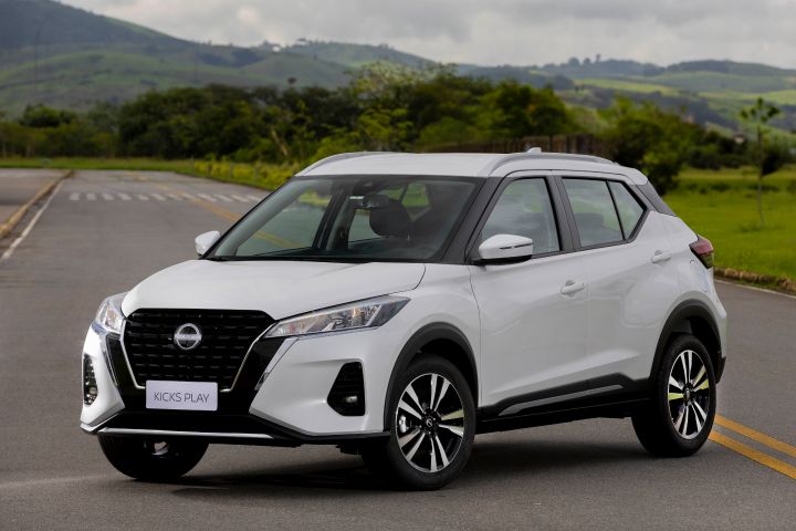 Imagem do Nissan Kicks Play estacionado de ¾ de frente