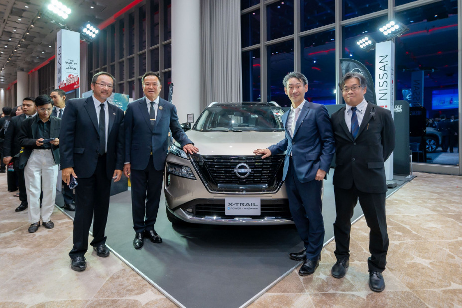 Nissan Thailand executives welcomed the Ambassador of Japan to Thailand, H.E. Mr. Masato Otaka, and Prime Minister Anutin Charnvirakul at the display booth of the Nissan X Trail e POWER.