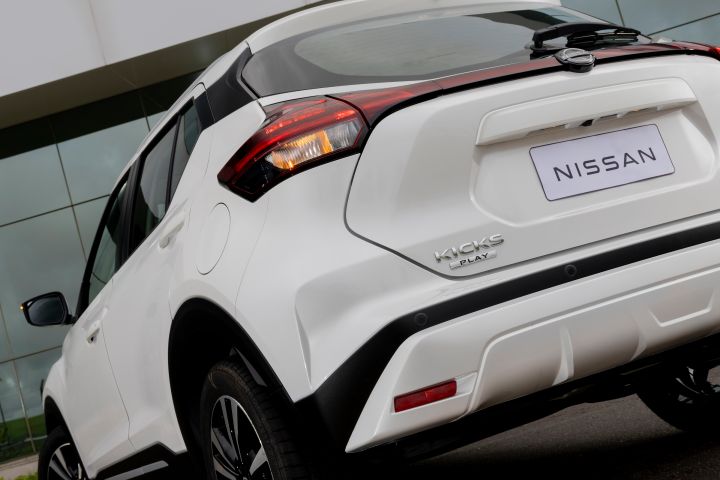 Nissan Kicks Play 2025 visto de traseira, com detalhe do novo logotipo