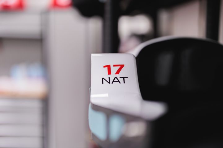 Nahaufnahme von Startnummer 17 und Fahrername Nato am Nissan Formel E Rennwagen