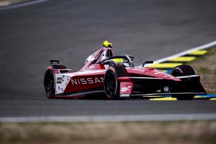 Oliver Rowland im Nissan e‑4ORCE 05 mit der Startnummer 1 biegt auf der Rennstrecke in Madrid nach links in eine Kurve ein.