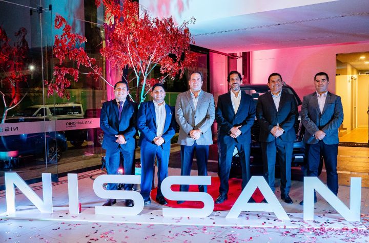 Humberto Almeyda, director
de Red de Concesionarios y
Postventa de Nissan Perú;
Jaime Obreros, Presidente
de Nissan Perú; David La
Torre, Gerente General del
Grupo San Antonio y otros
representantes