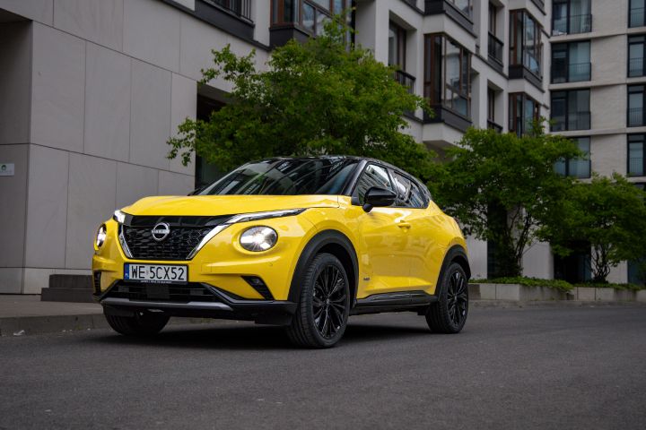 Żółty Nissan Juke stojący przed budynkiem