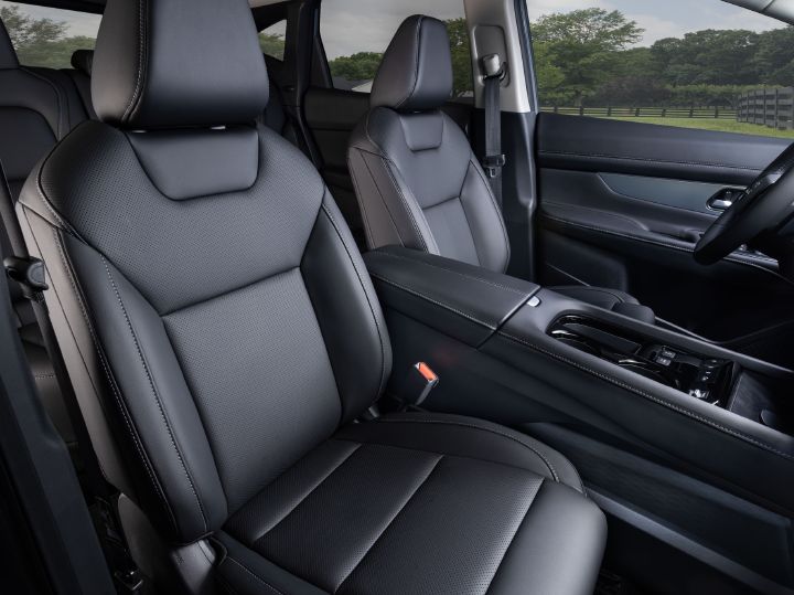 The black front seats inside the 2027 Nissan Murano Dark Armor.