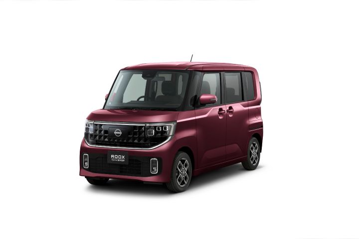 A ripe cassis (body color) new Nissan Roox kei car (Highway Star) is positioned facing slightly to the front-left against a plain white background.