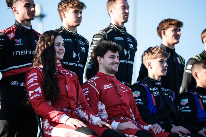 Abbi Pulling und Victor Martin im roten Nissan Formula E Rennanzug beim Gruppenfoto der Fahrer vom Rookie Test in Madrid