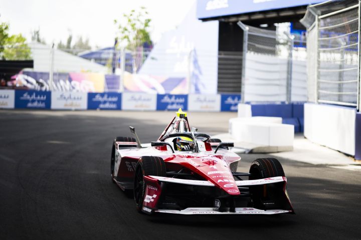 Frontalaufnahme mit Fokus auf Oliver Rowland im Nissan e‑4ORCE 05 mit der Startnummer 1 während des Sanya E-Prix-Wochenendes.