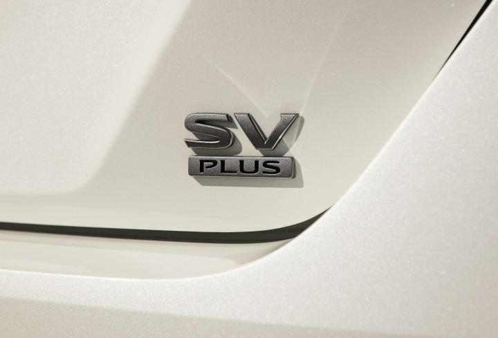 Close up of the "SV plus" decal on the bottom right side of the trunk on a white 2025 Nissan LEAF.