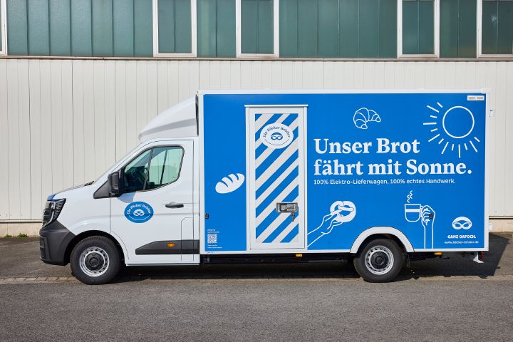 Statische Seitenansicht des Nissan Interstar-e mit blau-weiß beklebtem Bäckereikoffer