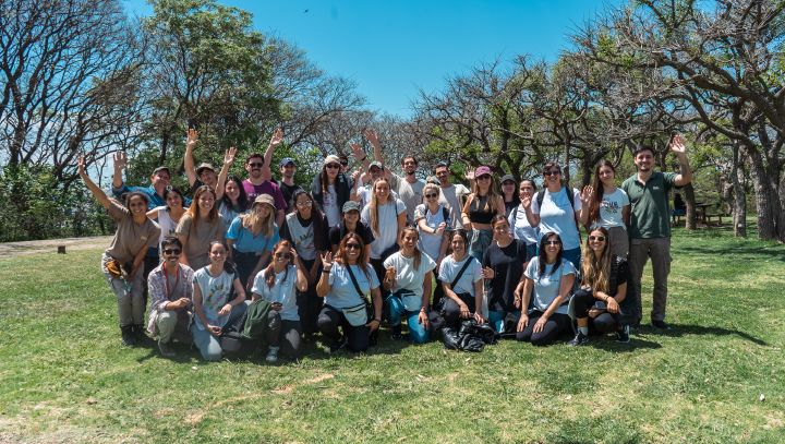 grupo de personas afuera en el parque