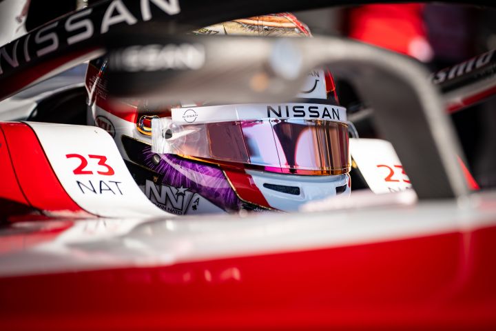 Norman Nato sitzt mit aufgesetztem Helm und heruntergeklapptem Visier im Nissan Formula E Rennwagen mit der Startnummer 23 und wartet darauf, auf die Strecke zu fahren.
