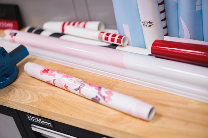 Rollen mit Aufklebern des Nissan Formel E Kirschblütendesigns