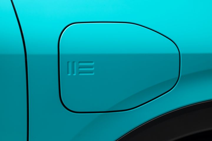 Détail de la porte de chargement fermée de la nouvelle Nissan LEAF en bleu turquoise avec le sigle Nissan en relief.