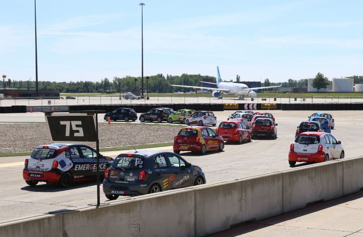 Plusieurs Nissan Micra en course lors de la Coupe Micra