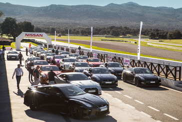 Una treintena de Nissan GT-R y sus dueños tomaron el exclusivo Circuito de Ascari de la mano de Nissan Iberia