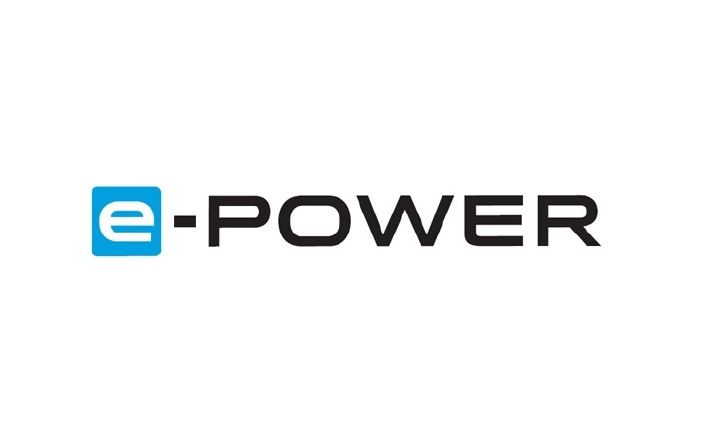 Schriftzug Nissan e‑Power mit blauem e am Anfang