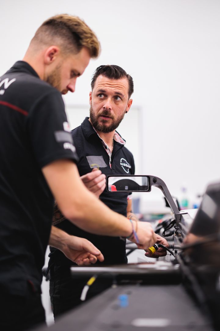 Zwei Mechaniker arbeiten gemeinsam am Nissan Formel E Rennwagen