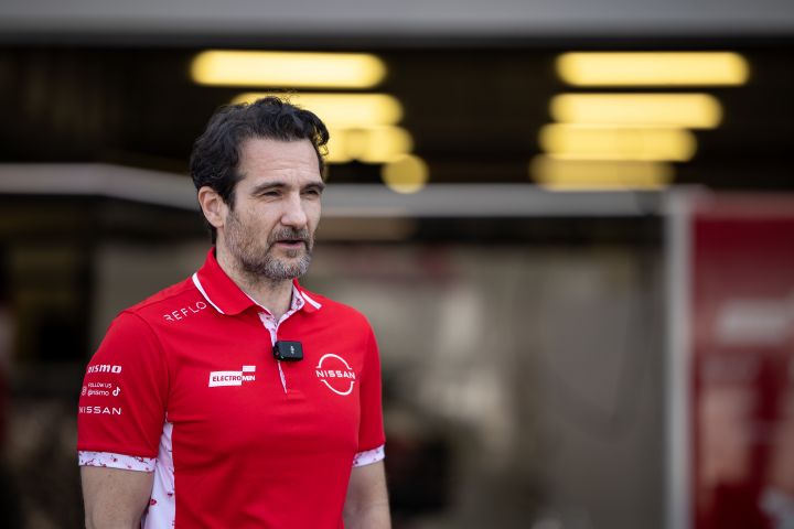 Tommaso Volpe, gekleidet in der Nissan Formula E Team-Ausrüstung, im Interview