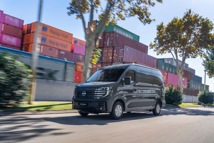 3/4 Front-Fahraufnahme eines dunkelgrauen Nissan Interstar-e mit KEP-Umbau mit Containern im Hintergrund