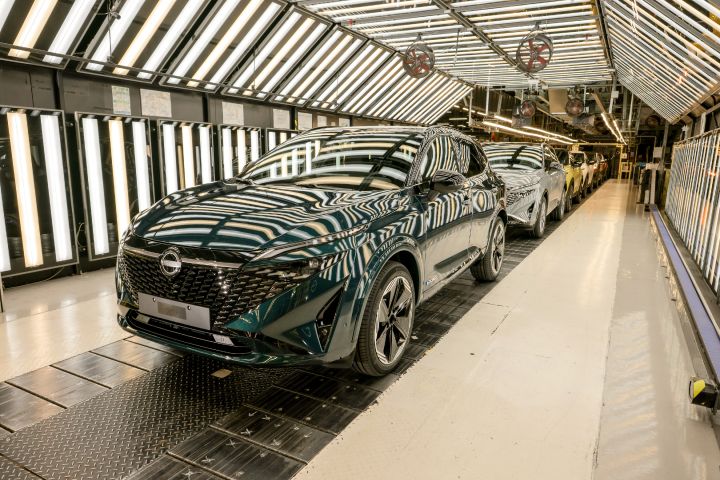 Eine Reihe fertiger Nissan Qashqai auf der Produktionslinie im Nissan Werk Sunderland