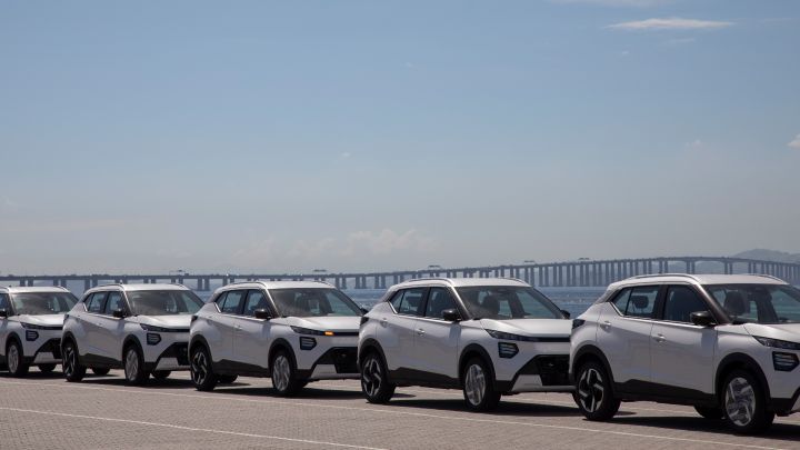 Nissan Kait aguarda embarque no porto do Rio de Janeiro