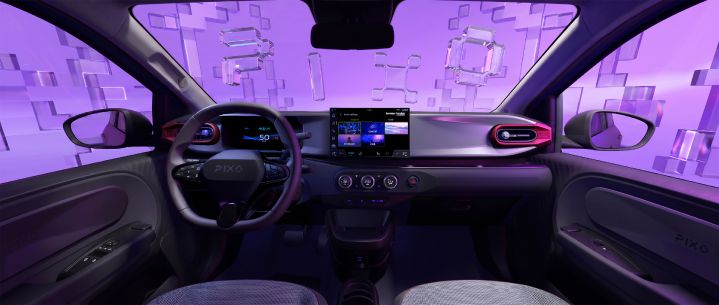 Blad met automotive conceptschetsen van futuristische auto-ontwerpen, gezien van voren, opzij, van achteren en in driekwartaanzicht. Paarse en zwarte voertuigen hebben witte draadmodelcontouren, schaakbordaccenten, aerodynamisch koetswerk, extra grote wielen en opvallende gestileerde belettering op een zwarte achtergrond.