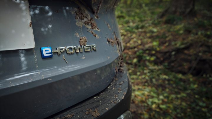 Detailansicht des schlammverspritzten Hecks des Nissan X‑Trail N-Trek
