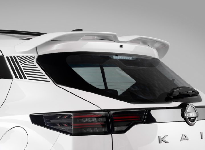 Detalhe da traseira do Nissan Kait com aerofólio branco instalado acima do vidro traseiro